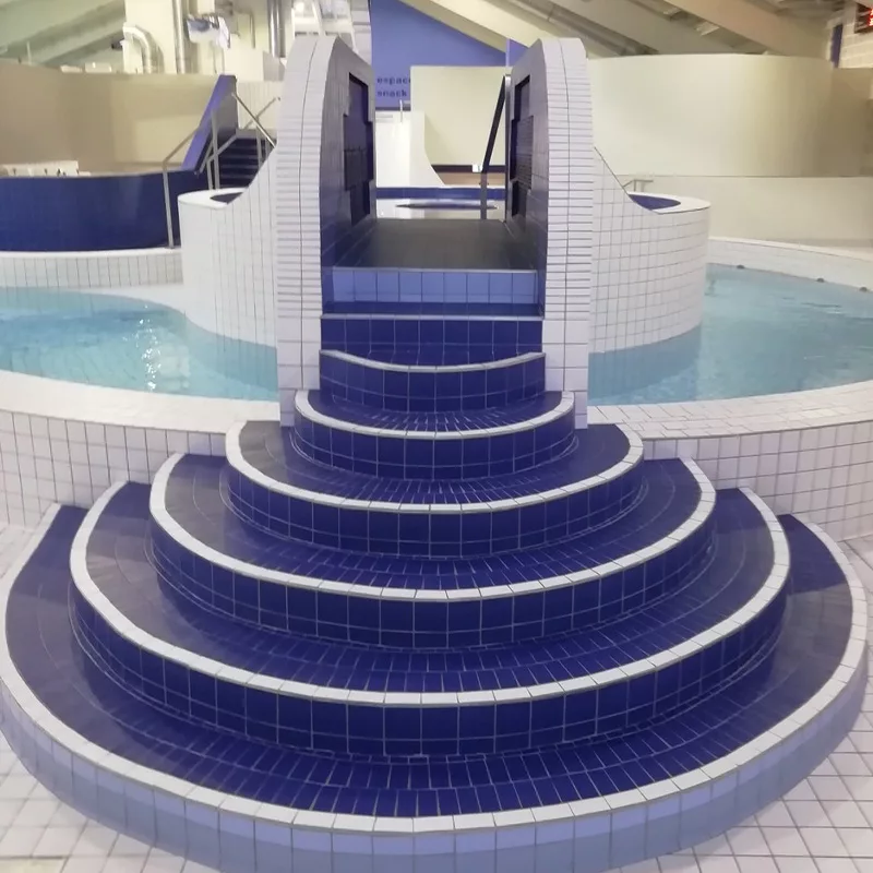 Antidérapant Stellmann appliqué sur le sol carrelage du parc aquatique Nautiland 67 Haguenau