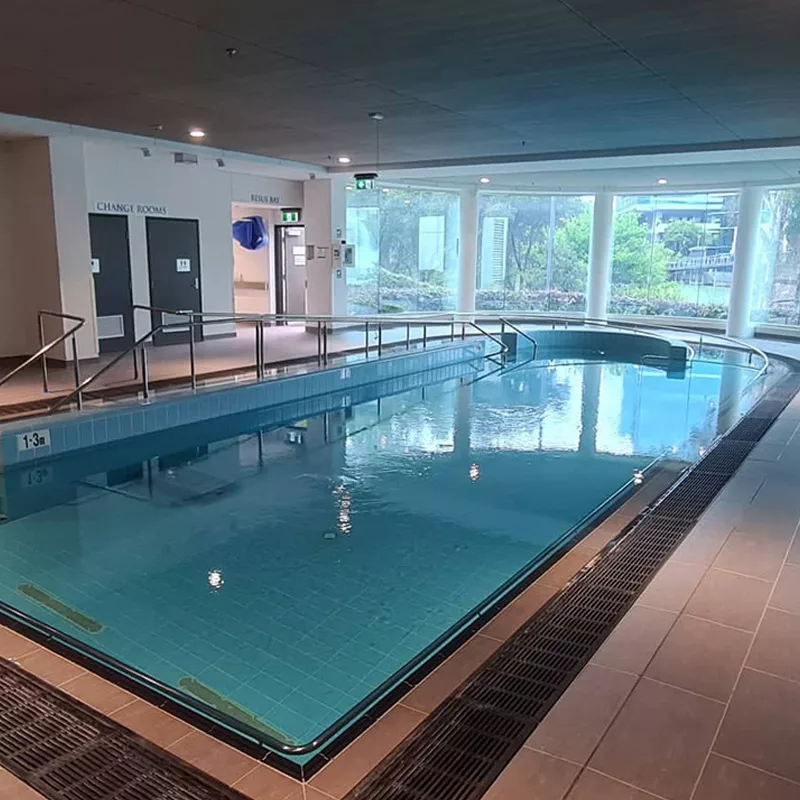 Sécurisation d'une piscine de cure avec l'antidérapant antiglisse Stellmann pour les abords de piscine et les sols carrelage mouillés