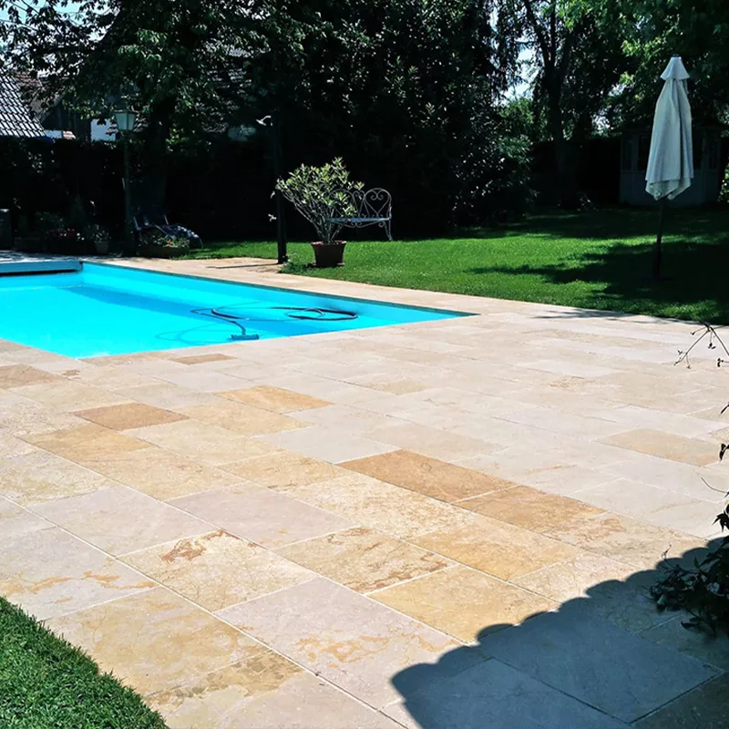 Antidérapant Stellmann appliqué pour sécuriser des dalles de piscine