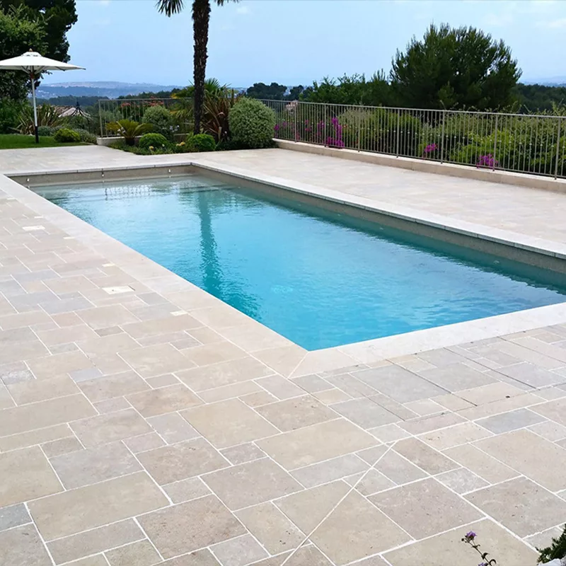 Antiglisse antidérapant Stellmann appliqué sur pierre naturelle abords de piscine