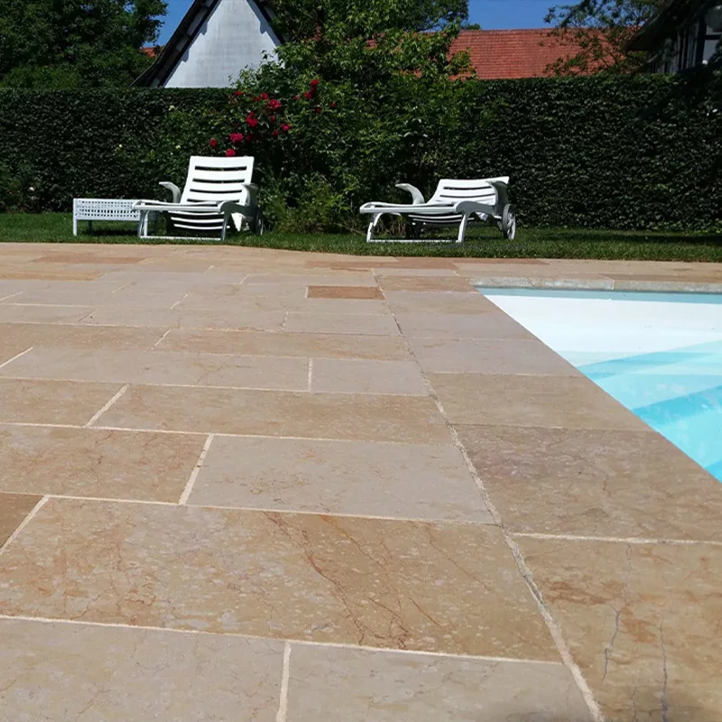 Antidérapant Stellmann appliqué sur dalles abords de piscine