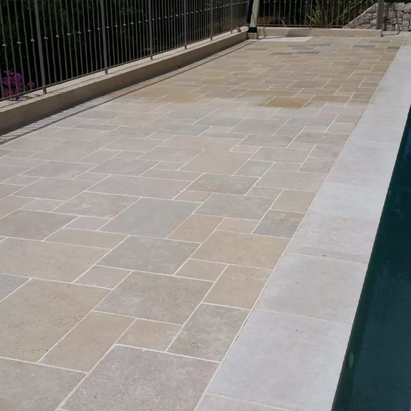 Antiglisse antidérapant Stellmann appliqué sur pierre naturelle abords de piscine