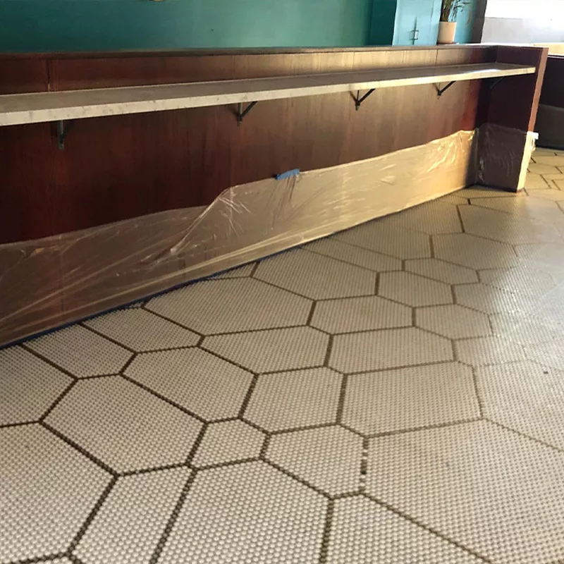 AVANT l'application de l'antidérapant Stellmann sur un sol mosaïque