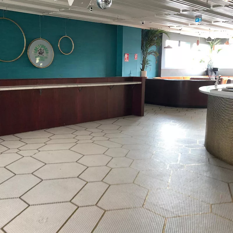 APRES l'application de l'antidérapant Stellmann sur un sol mosaïque