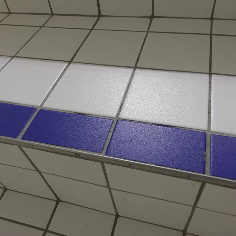 Antidérapant Stellmann appliqué sur le sol carrelage du parc aquatique Nautiland 67 Haguenau