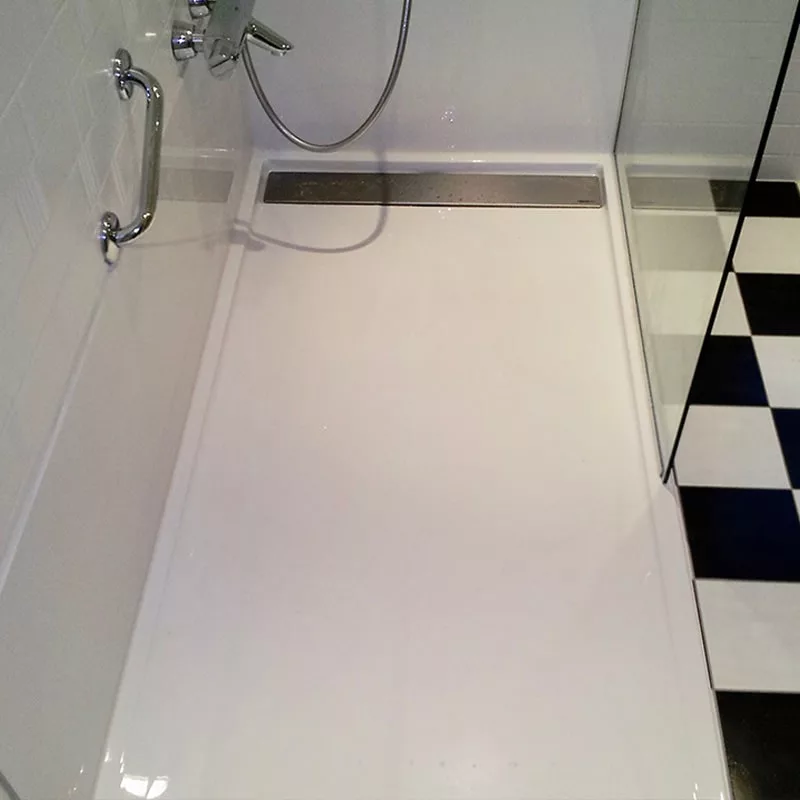 Antidérapant Stellmann appliqué sur le fond de la douche