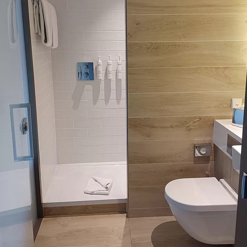 Antidérapant Stellmann appliqué sur le fond de la douche