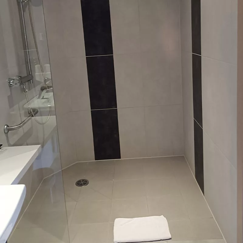 Antidérapant Stellmann appliqué sur le carrelage de la douche