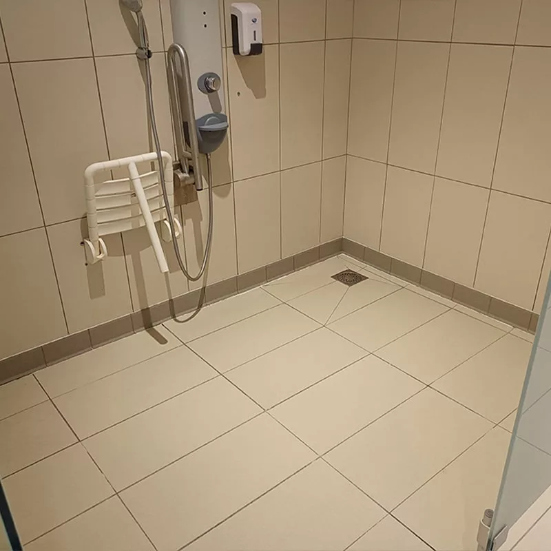 Antidérapant Stellmann appliqué sur le carrelage de la douche