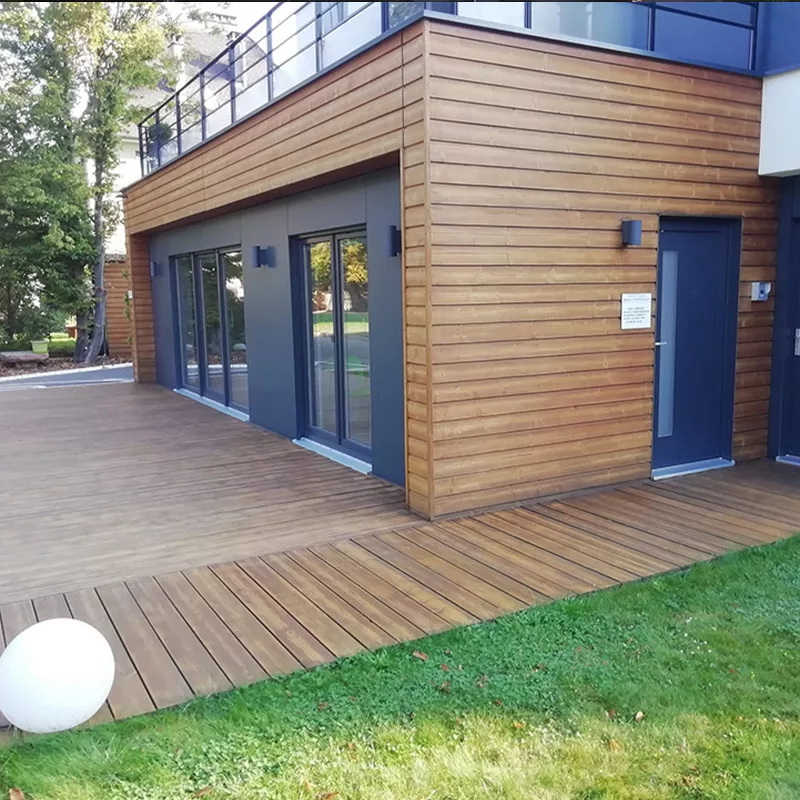 APRES l'application de l'antidérapant Stellmann sur une terrasse bois